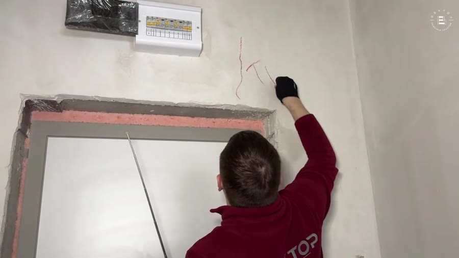 Две трещины рядом с деформационным швом, ЖК Чемпионский