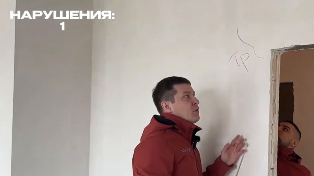 Стены: Сквозные трещины над дверными блоками слева и справа