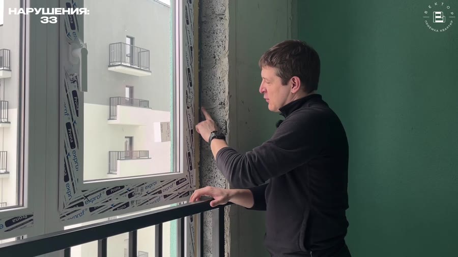 Окна: Отсутствует пароизоляция монтажного шва окна, пена осыпается