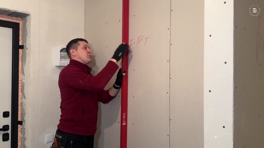 Стены: Завалена стена в прихожей, плоскость ГКЛ утоплена