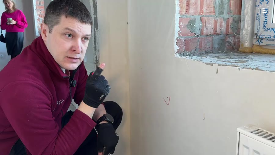 Высолы — белый солевой налёт на стене прихожей, ЖК Листопад