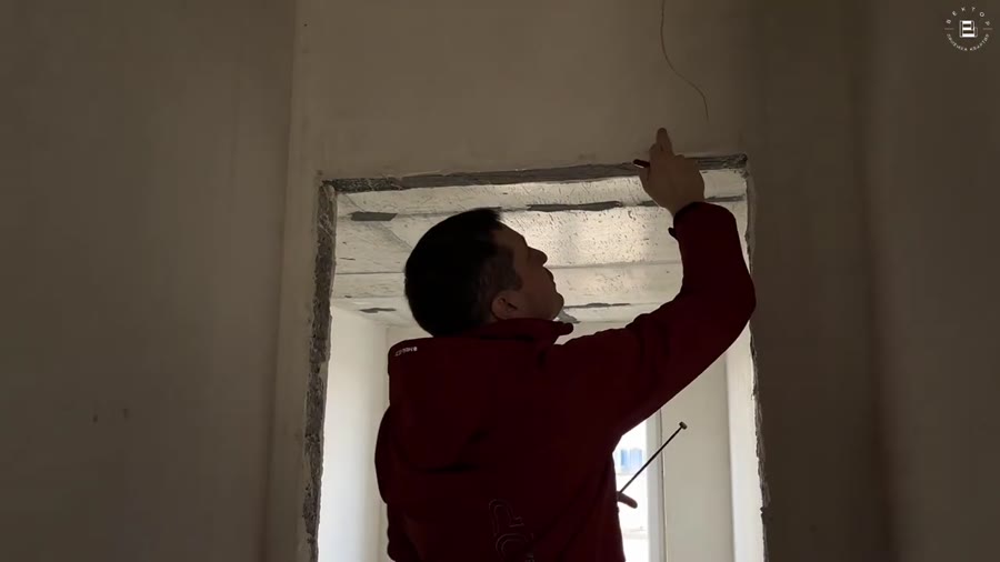 Стены: Шишка (закладной элемент) в углу, выпирает из штукатурки