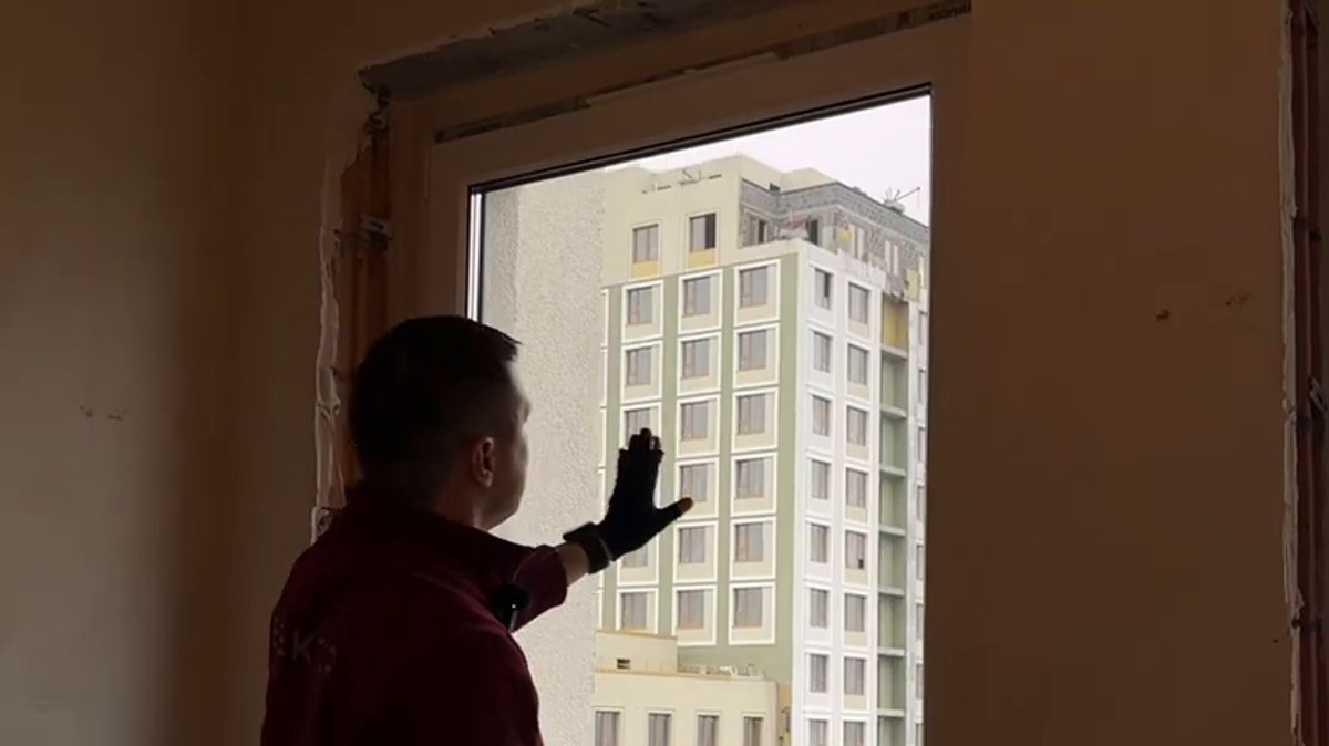 Окна: Необработанный шов между фасадом откоса и рамой окна