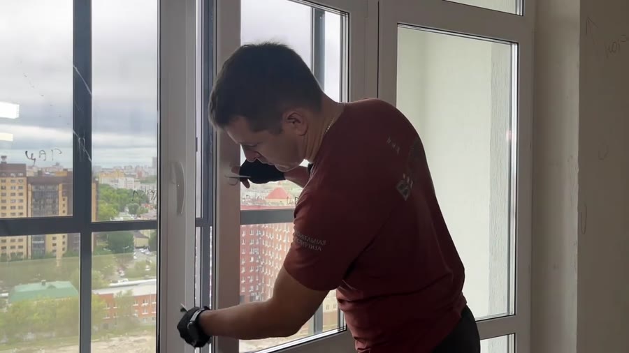 Окна: Провисание створки: задевает раму, нужна регулировка
